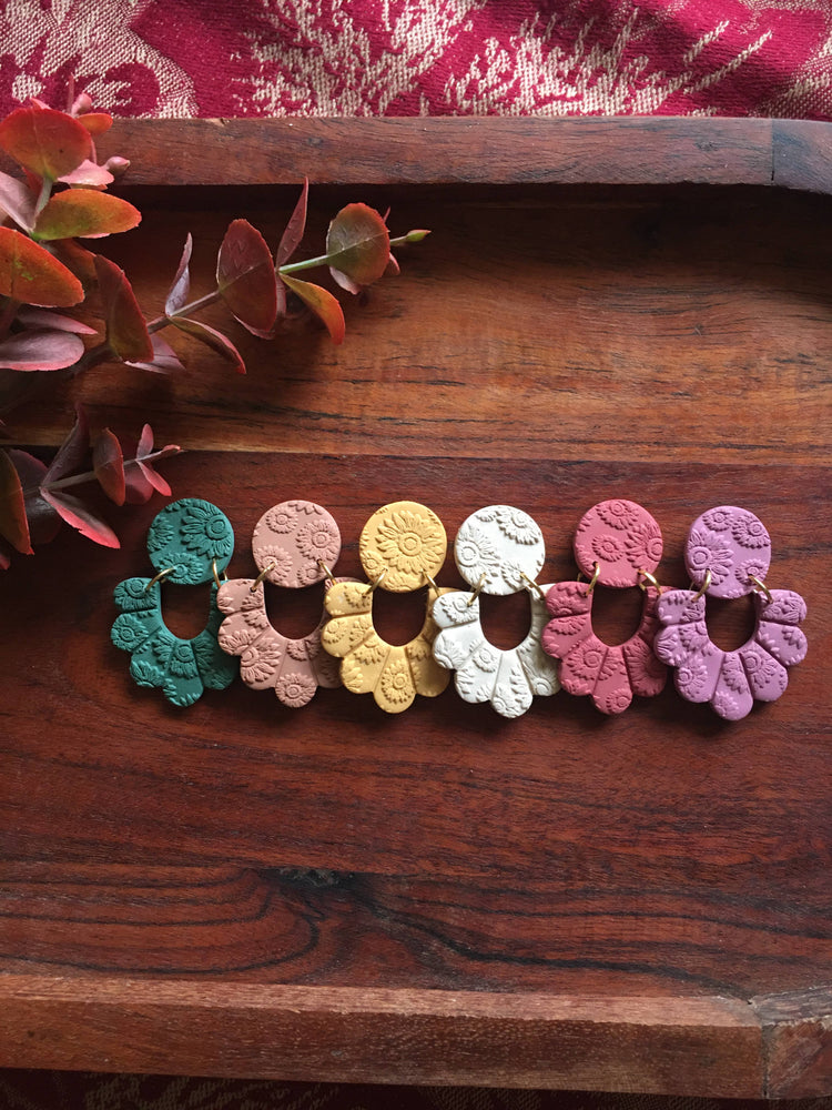 Sunflower Basic Frill Floral Earrings in Pink