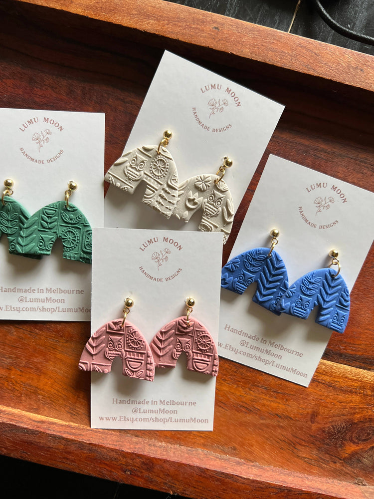 Textured Arch Earrings: Creamy White
